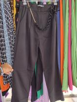 Calça social preta com corrente de cinta dourado