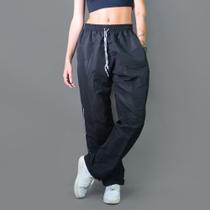 Calça Street Reta Larga de Tactel Cordão na Cintura e Bolso Calça Street Reta Larga de Tactel Cordão na Cintura e Bolso