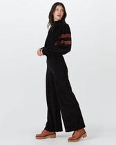 Calça Wide Leg Feminina Em Plush Canelado Calça Wide Leg Feminina Em Plush Canelado