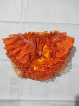 Calcinha "bunda rica" laranja em algodão e detalhes em renda, cetim e pérolas. Tamanho até 18 meses.