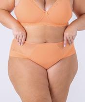 Calcinha Plus Size cós alto, em microfibra, com renda nas laterais