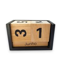 Calendário de Mesa Permanente com Base em Madeira Cubos