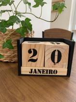 Calendário em madeira Pinus