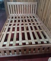 Cama de casal em madeira
