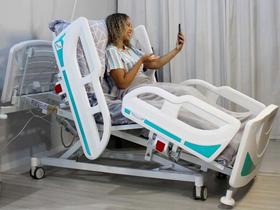 Cama Hospitalar Motorizada 11 Movimentos com Colchão D28 Elevação do leito e Posição Poltrona com Suporte de Soro 1040 T