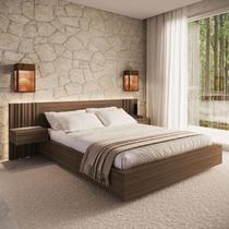 Cama Queen/casal com Cabeceira Ripada e Mesas de Cabeceira Seringal c/ Led Cabecasa Madeiraoriginals Cama Queen/casal com Cabeceira Ripada e Mesas de Cabeceira Seringal c/ Led Cabecasa Madeiraoriginals