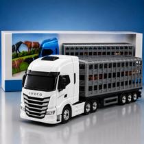 Caminhão Boiadeiro Iveco SWay 53cm com Bois Brinquedo Fazenda Infantil