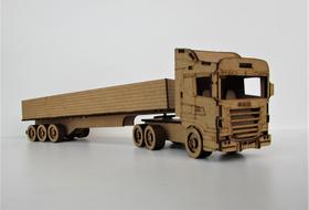 Caminhão com carroceria em mdf
