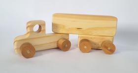 Caminhão de madeira maciça com carreta. Brinquedo artesanal e decoração.