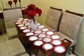 Caminho de Crochê Linha Cléa 1,55m - Branco e Vermelho