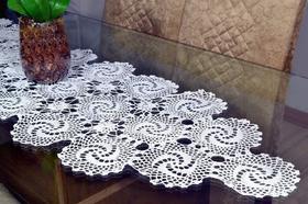 Caminho de Crochê Luísa Branco 1,55m Artesanal Algodão 100% com Flores Caminho de Crochê Luísa Branco 1,55m Artesanal Algodão 100% com Flores