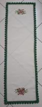 Caminho de mesa bordado e acabamento em crochê Flores de Natal - 150cm x 49cm - CK Artesanato