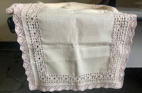 Caminho de mesa, bordado em crivo, com bico de crochê, medindo 42cm x 200 m