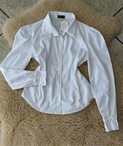 Camisa branca com pérolas na gola Camisa branca com pérolas na gola