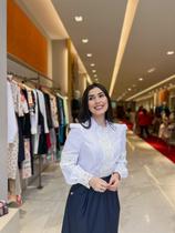 Camisa Branca, em Crepe, Manga Longa, Detalhe Renda Manga e Frente, Zíper Costa, Kauly BM1131 Camisa Branca, em Crepe, Manga Longa, Detalhe Renda Manga e Frente, Zíper Costa, Kauly BM1131