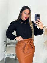 Camisa com Laço e Tecido Viscose Viscolinho Cor Preta - Vilma Valentti Camisa com Laço e Tecido Viscose Viscolinho Cor Preta - Vilma Valentti