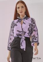 Camisa cropped estampada com botões e detalhe de amarração Camisa cropped estampada com botões e detalhe de amarração