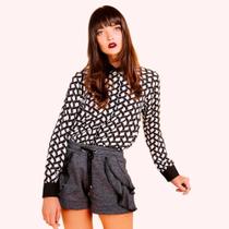 Camisa Estampada P/B Detalhe 8 Botões - Moda Casual Chic Camisa Estampada P/B Detalhe 8 Botões - Moda Casual Chic