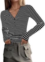 Camisa feminina Acelitt plus size, manga comprida, decote em V, listrada Camisa feminina Acelitt plus size, manga comprida, decote em V, listrada