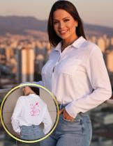 Camisa Feminina Branca com Estampa Floral Rosa nas Costas Estilo Casual Elegante Camisa Feminina Branca com Estampa Floral Rosa nas Costas Estilo Casual Elegante