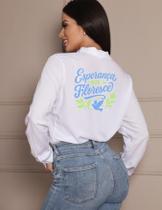 Camisa Feminina Estilo Social Branca com Estampa Casual Elegante e Versátil Camisa Feminina Estilo Social Branca com Estampa Casual Elegante e Versátil