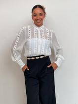 Camisa Feminina Faixa de Grippir Manga Longa com Gola Padre Neusa