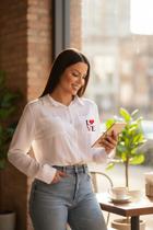 Camisa Feminina Social de Botão Branca Manga Longa Com Bolsos na Frente Não amarela Personalizada Com Estampa Camisa Feminina Social de Botão Branca Manga Longa Com Bolsos na Frente Não amarela Personalizada Com Estampa
