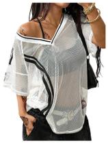 Camisa feminina Verdusa com estampa de letras listradas em branco transparente