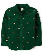 Camisa Gymboree de manga comprida com botões verdes, chapéus de Papai Noel, tamanho 8 Camisa Gymboree de manga comprida com botões verdes, chapéus de Papai Noel, tamanho 8