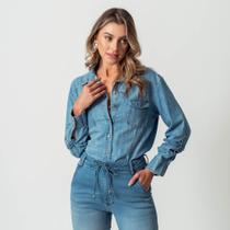 Camisa Jeans Clássica Manga Longa Bolsos e Pences Delavê