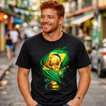 Camisa Masculina Preta Brasil Taça Estampa Futebol Estilo Esporte Campeão Mundial Torcedor Fanático Urban Streetwear Moderno Top