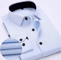 Camisa masculina slim manga longa azul clara e botões preto Camisa masculina slim manga longa azul clara e botões preto