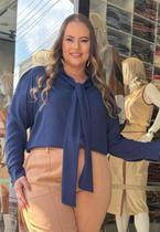 Camisa Plus Size Com Laço Na Gola em Airflow Camisa Plus Size Com Laço Na Gola em Airflow