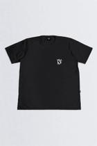 Camisa preta com estampa pequena na lateral