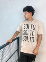 Camisa solto over triad