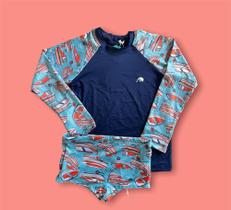 Camisa uv acompanhada da sunga