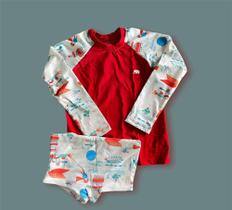 Camisa uv acompanhada da sunga