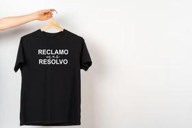 Camiseta 100% Algodão - Reclamo mas Resolvo - Mikonos