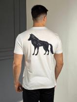Camiseta Acostamento Lobo nas Costas Branca Tamanho:P Camiseta Acostamento Lobo nas Costas Branca Tamanho:P