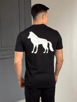 Camiseta Acostamento Lobo nas Costas Preta Tamanho:GCOR:PRETO Camiseta Acostamento Lobo nas Costas Preta Tamanho:GCOR:PRETO