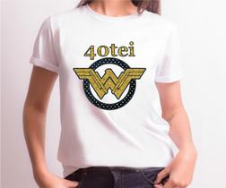 Camiseta Adulto 40tei Mulher Maravilha Est. Azul Dourado - Aniversário 40 anos Zlprint