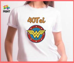 Camiseta Adulto 40tei Mulher Maravilha Est. Vermelho Azul - Aniversário 40 anos Zlprint