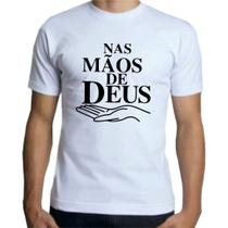 Camiseta Adulto Branca Masculina, Nas Mãos De Deus Camiseta Adulto Branca Masculina, Nas Mãos De Deus