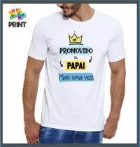 Camiseta Adulto Promovido a Papai MAIS UMA VEZ Est. Azul - Chá de Bebê Revelação Zlprint