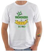Camiseta Adulto Promovido a PRIMO do Ano Est. Verde - Chá de Bebê Revelação Zlprint