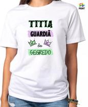 Camiseta Adulto TITIA Guardiã do Segredo Est. Lilás Verde -Chá de Bebê Revelação Zlprint