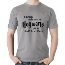 Camiseta Algodão Esperando minha carta de Hogwarts - Foca na Moda