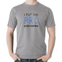 Camiseta Algodão I put the pro in procrastinate - Foca na Moda