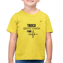 Camiseta Algodão Infantil Troco gente chata por café - Foca na Moda