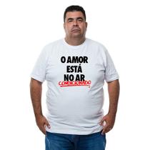 Camiseta Algodao Macia Masculina Plus Size O Amor Esta No Ar Condicionado Com Abridor Garrafa
